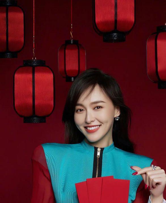 中以蓝色和红色的拼接搭配为主k8凯发一触即发唐嫣的穿搭(图2)