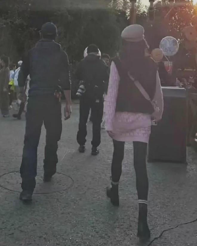 奢牌穿成土甜风罗晋身材发福像大爷凯发k8唐嫣夫妇带娃逛乐园女方把(图1)