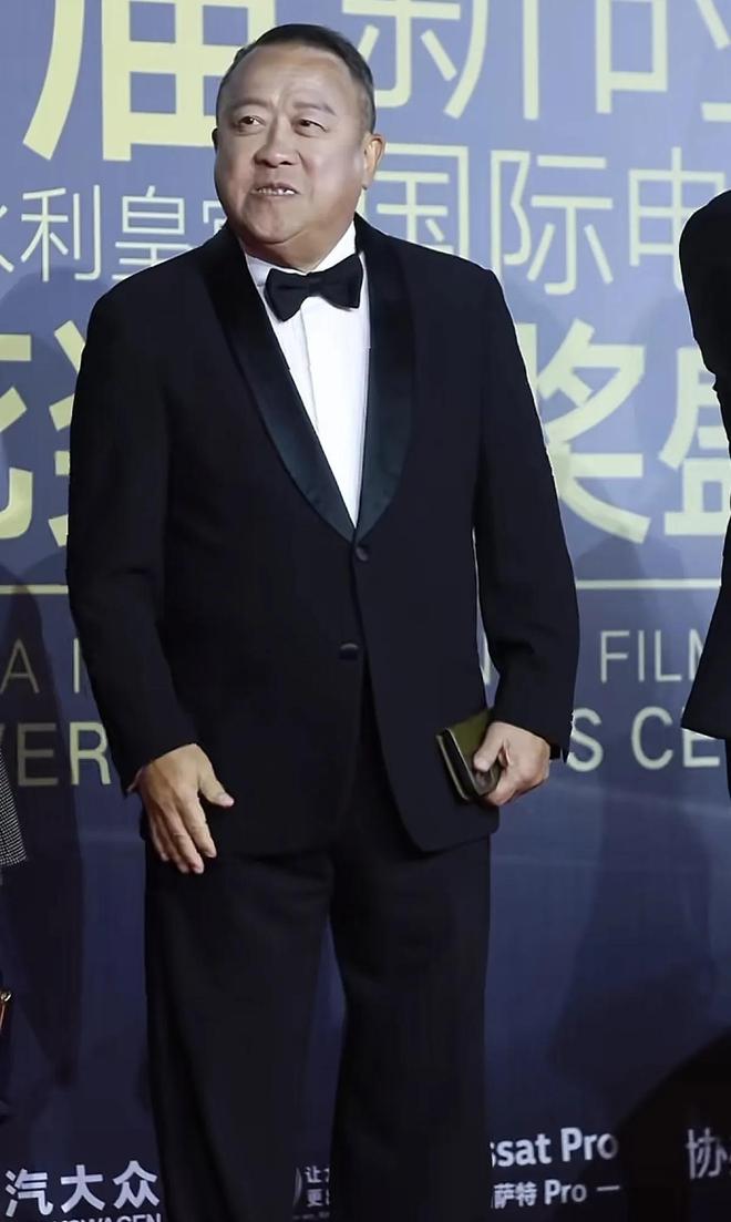 台上嚼口香糖与金沙总裁骑旋转木马挺幼稚凯发K8首页登录曾志伟澳门参加电影节(图4)