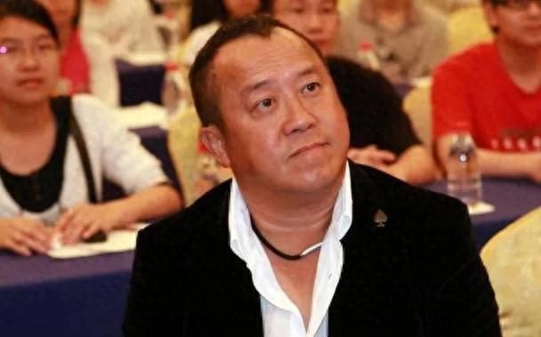 台上嚼口香糖与金沙总裁骑旋转木马挺幼稚凯发K8首页登录曾志伟澳门参加电影节