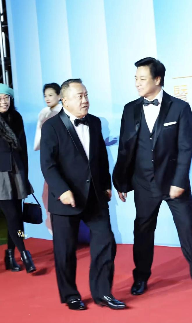 台上嚼口香糖与金沙总裁骑旋转木马挺幼稚凯发K8首页登录曾志伟澳门参加电影节(图11)
