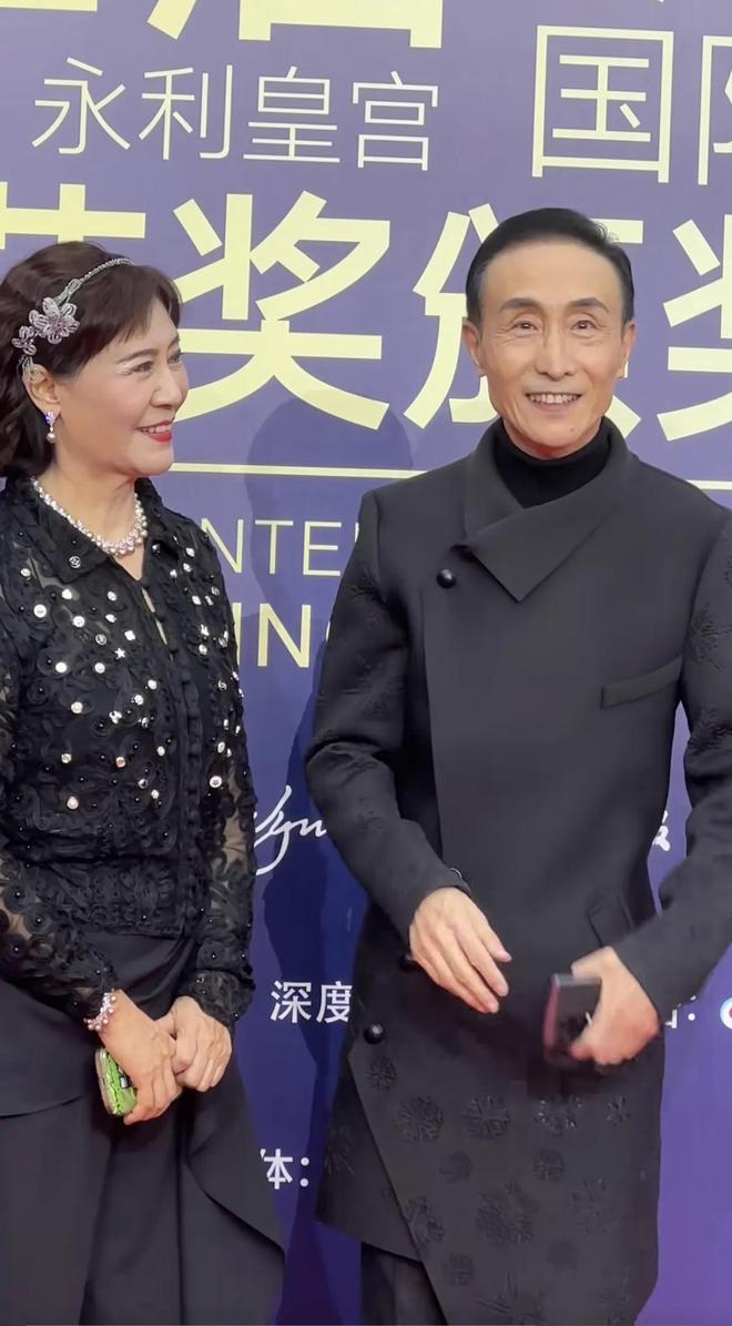 台上嚼口香糖与金沙总裁骑旋转木马挺幼稚凯发K8首页登录曾志伟澳门参加电影节(图12)