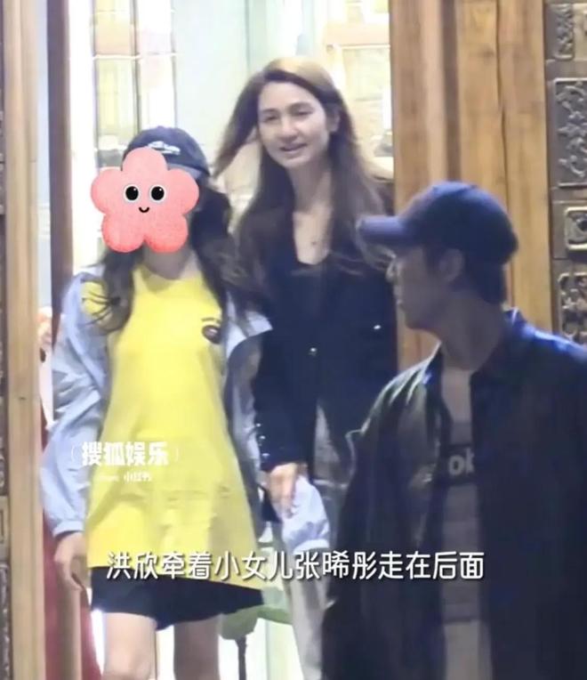 烤肉女儿粘着大儿子女儿快有洪欣高了凯发k8网站张丹峰和洪欣全家一起吃(图2)
